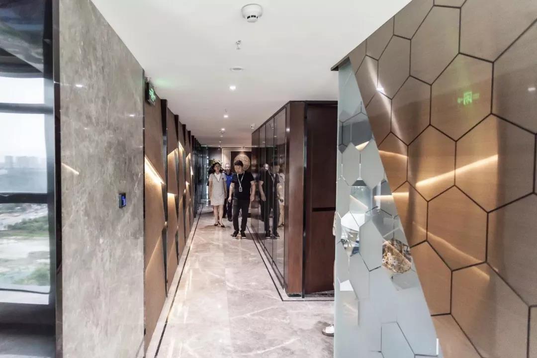 成都市新经济委副主任周洪等一行领导莅临明博官方网站_明博MINGBO(中国)
参观考察