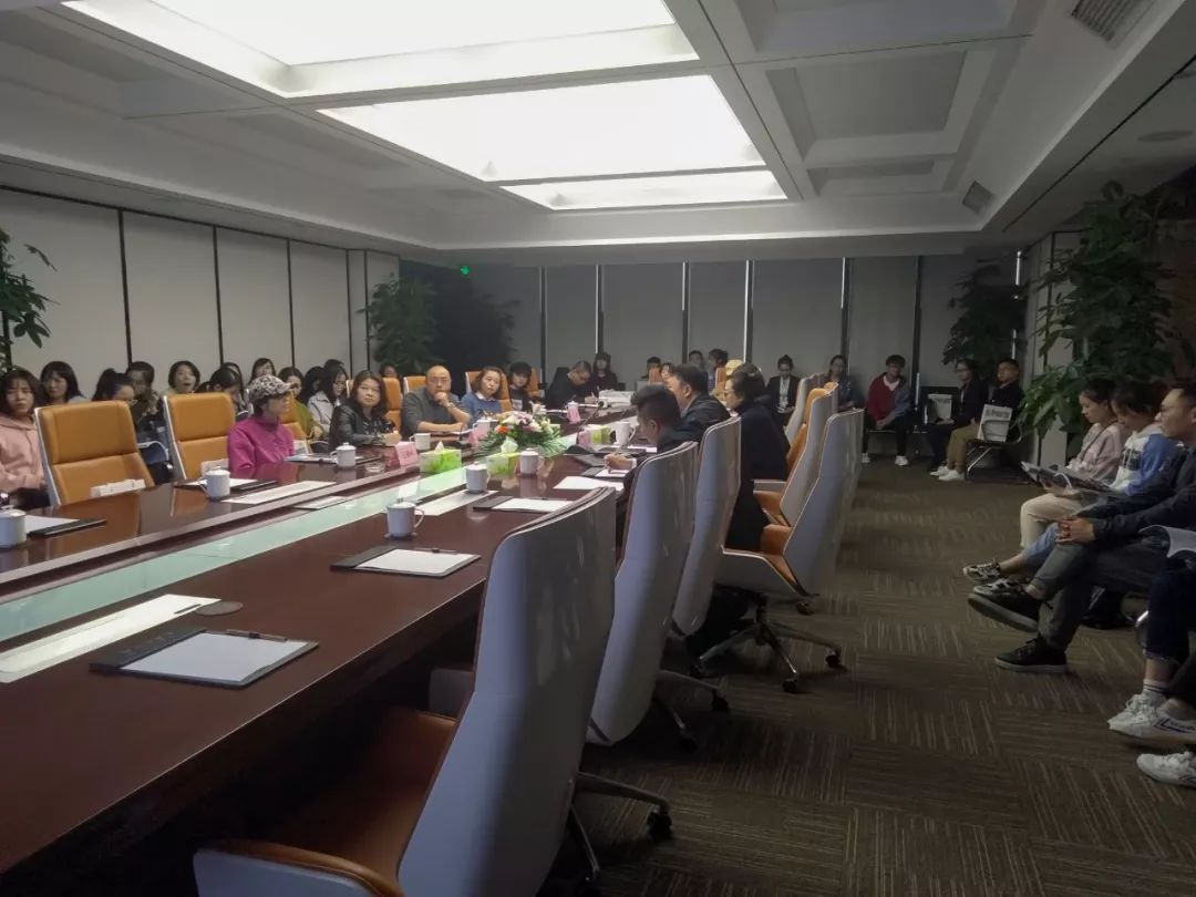 西华大学美术与设计学院院长张玉萍携研究生一行50人莅临明博官方网站_明博MINGBO(中国)
参观考察
