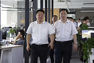 张彤